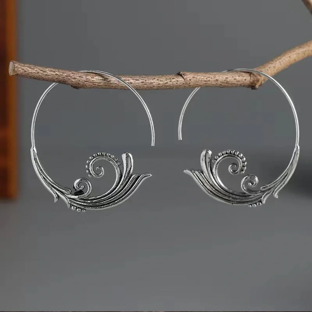 Exquisite Silver Hoop Embellished With Delicate Carved Leaf Vintage Hoops - Picture 4 of 6